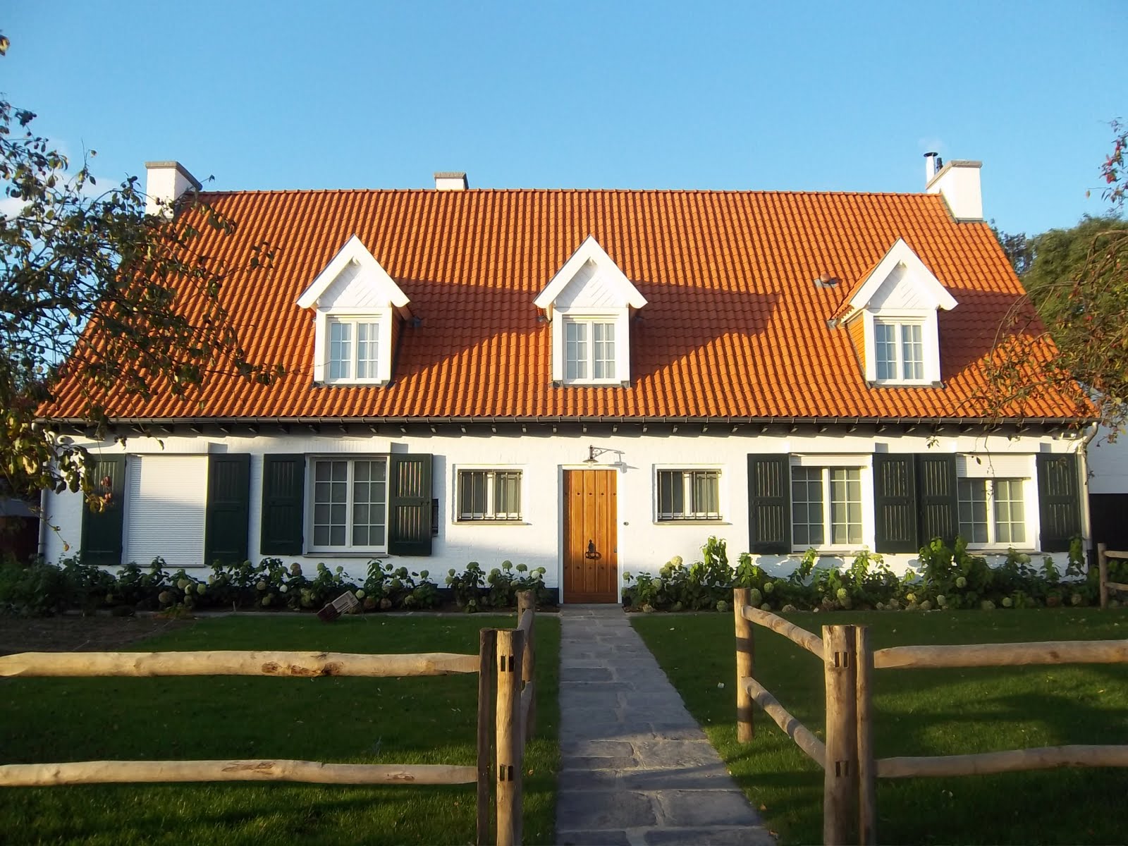 Artisan couvreur réalisant la pose de tuiles sur une toiture neuve